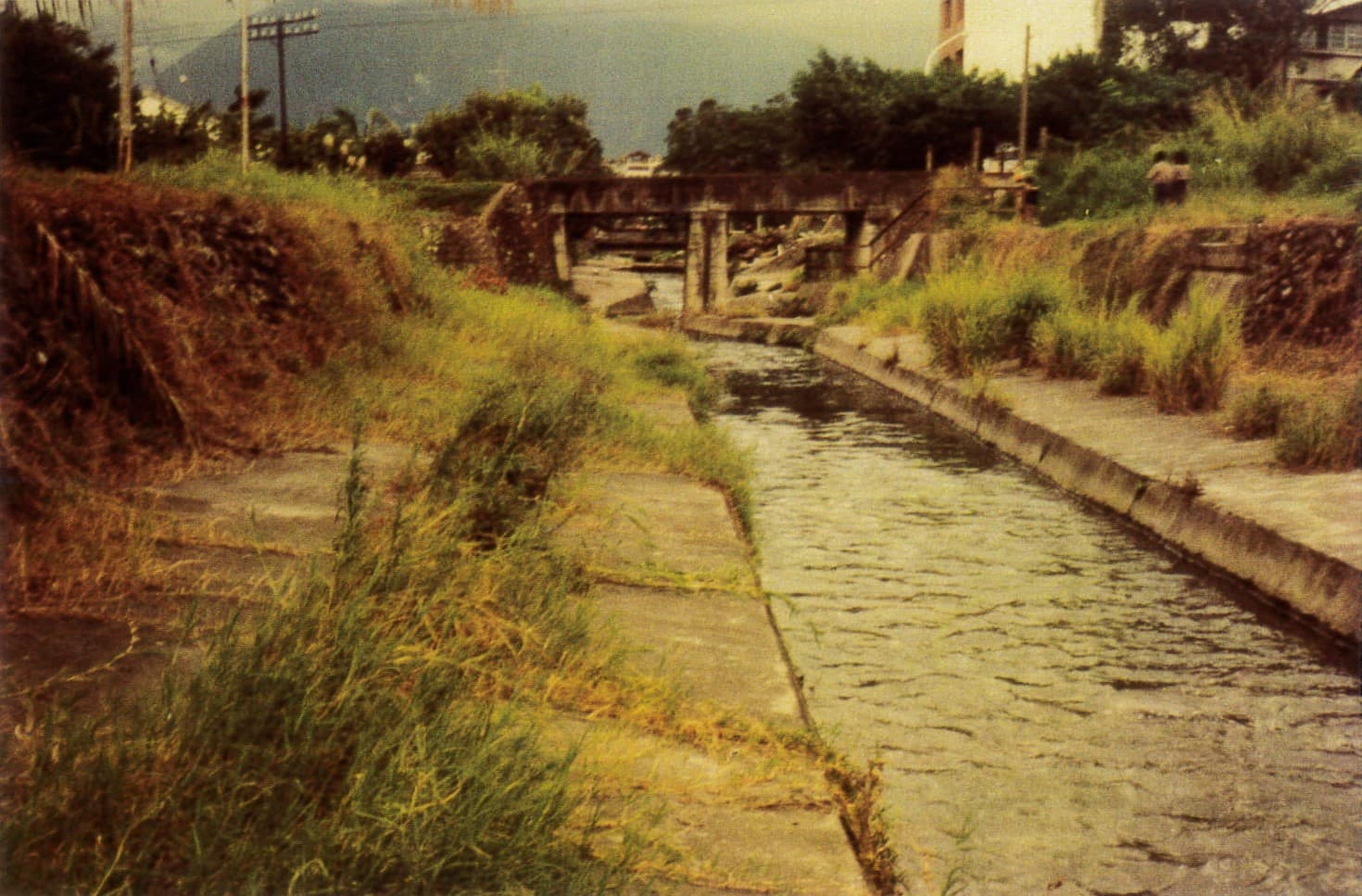 自由、明義街大排水溝上的鐵道橋 花蓮市自由、明義街大排水溝－已加蓋（張政勝 提供）