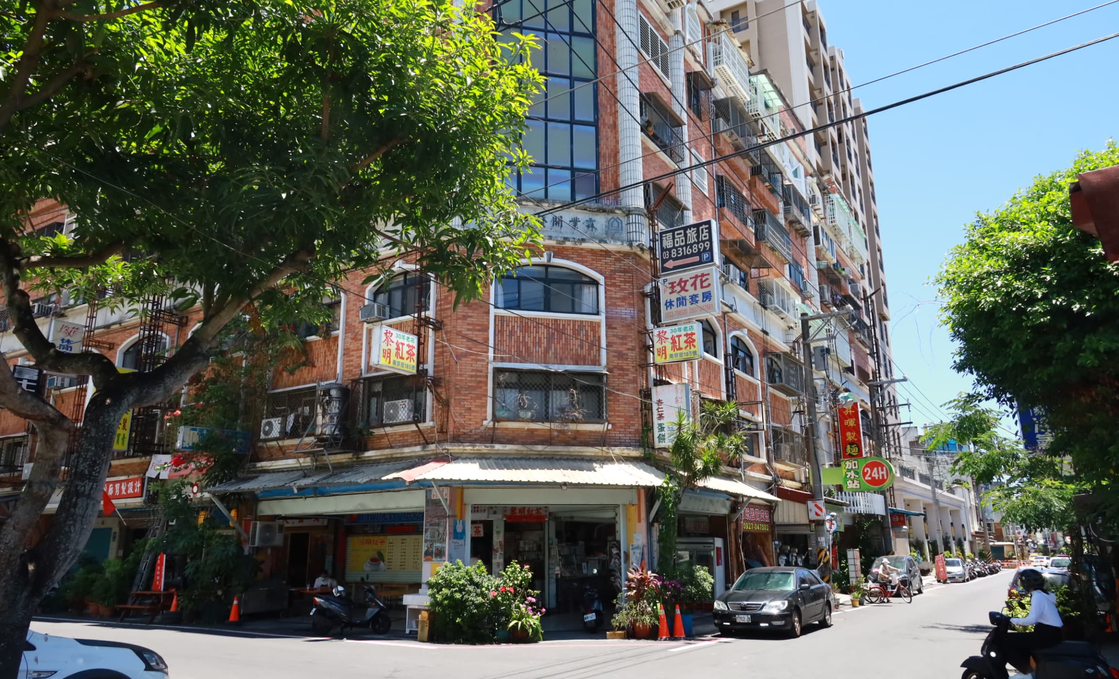 懸在房頂上的招牌總算能給人一點「現代」的感覺;每家的字號都跟花結了深緣--夜來香、夜合花、七里香、玉蘭谷、牡丹亭、玫瑰村、桃花江……叫人覺得彷彿走進了新開闢的花園。攝影陳恒鳴 懸在房頂上的招牌總算能給人一點「現代」的感覺;每家的字號都跟花結了深緣--夜來香、夜合花、七里香、玉蘭谷、牡丹亭、玫瑰村、桃花江……叫人覺得彷彿走進了新開闢的花園。攝影陳恒鳴