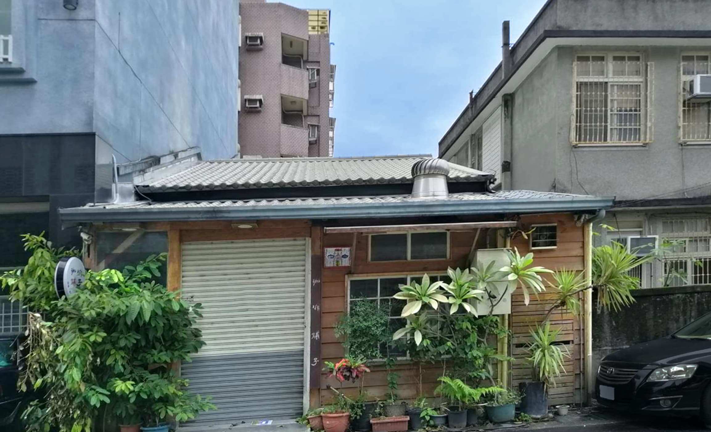 圖說:今天的咖啡舖子木造房屋即東益印刷廠原址,有部分已拆建為水泥樓房。攝影/吳麗華 圖說:今天的咖啡舖子木造房屋即東益印刷廠原址,有部分已拆建為水泥樓房。攝影/吳麗華