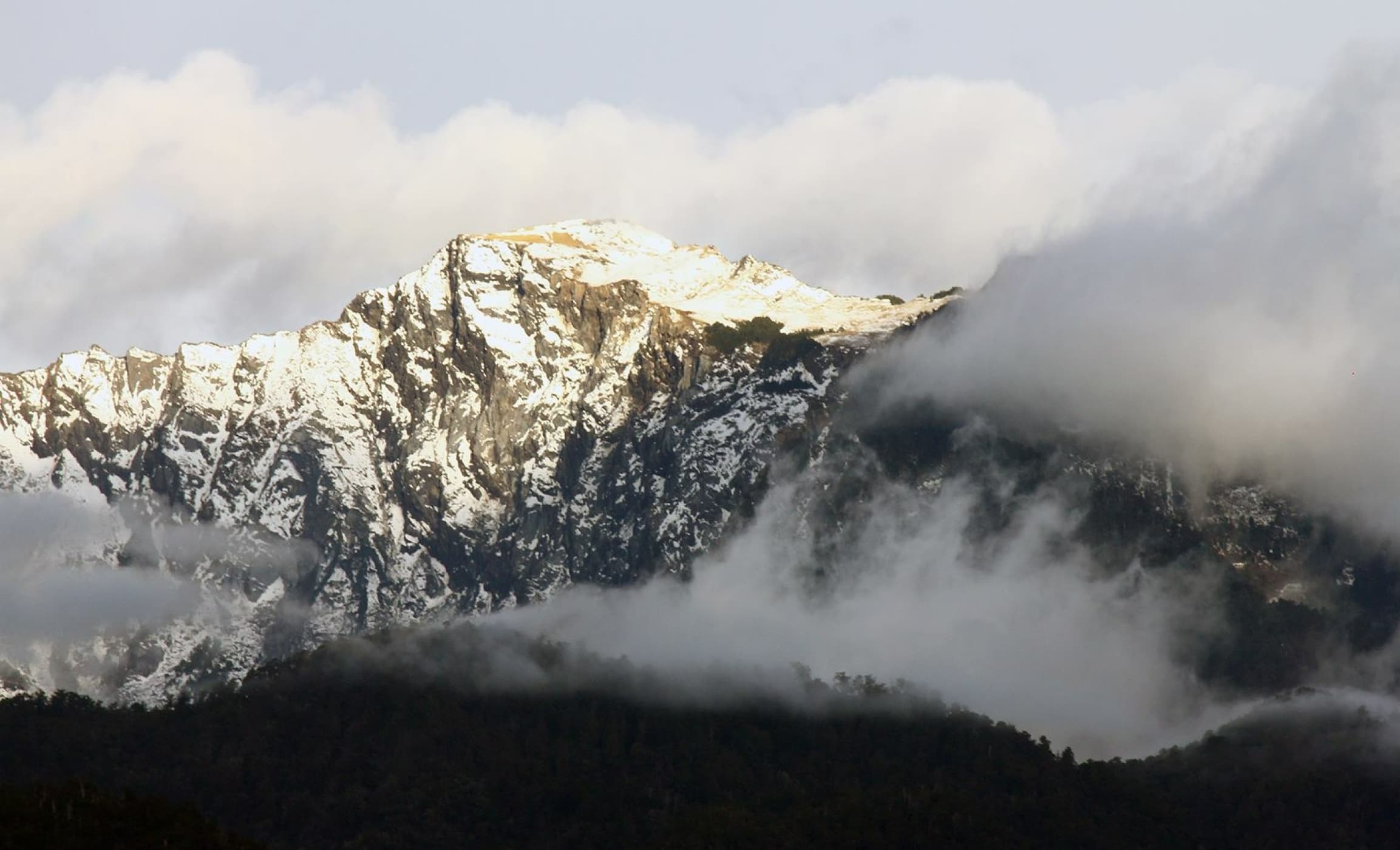 奇萊山積雪 攝影須文蔚 奇萊山積雪 攝影須文蔚
