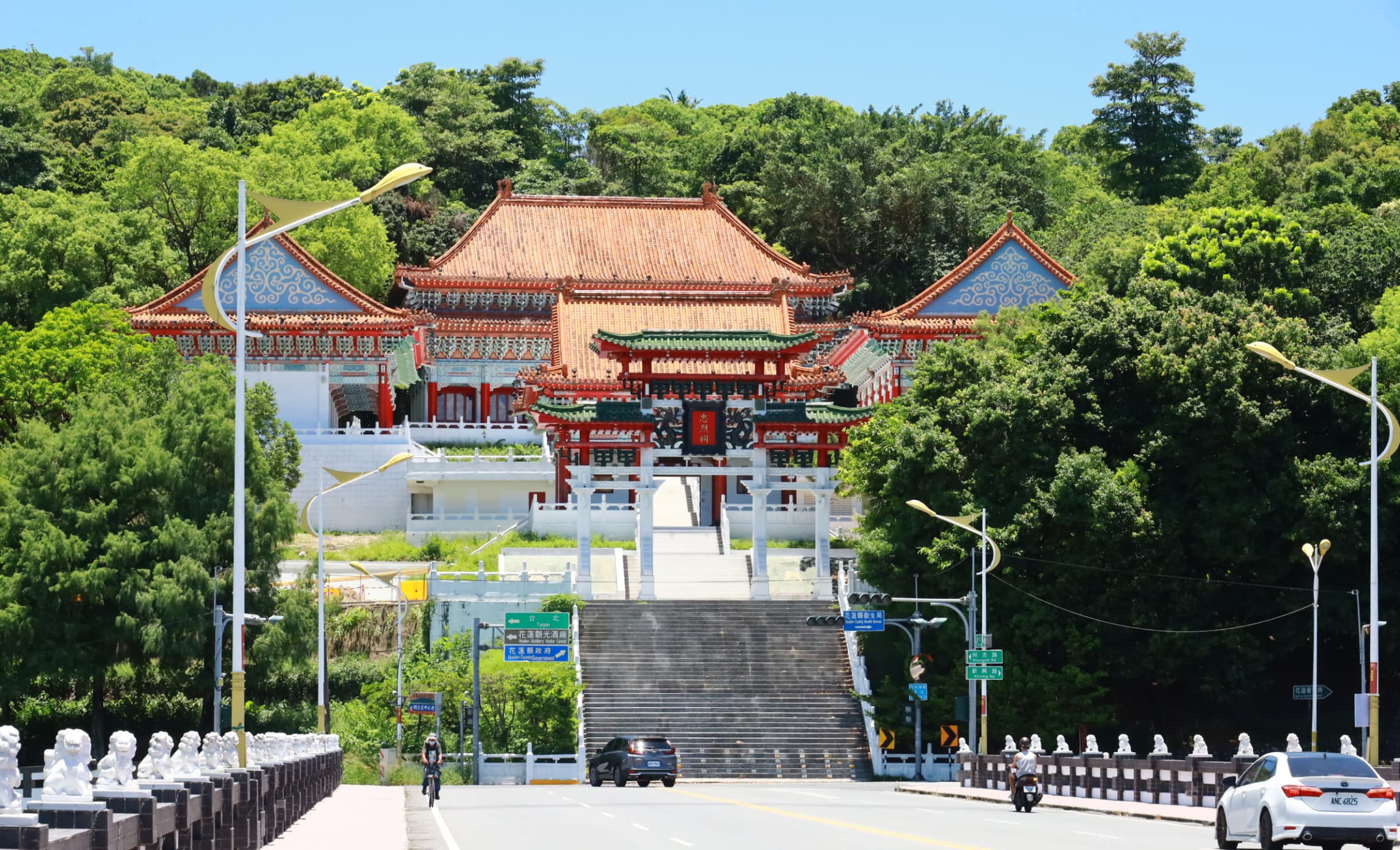 早晨到低矮的美崙山散步，坐聽萬蟬齊鳴；或者在忠烈祠的花圃間倘佯。攝影陳恒鳴