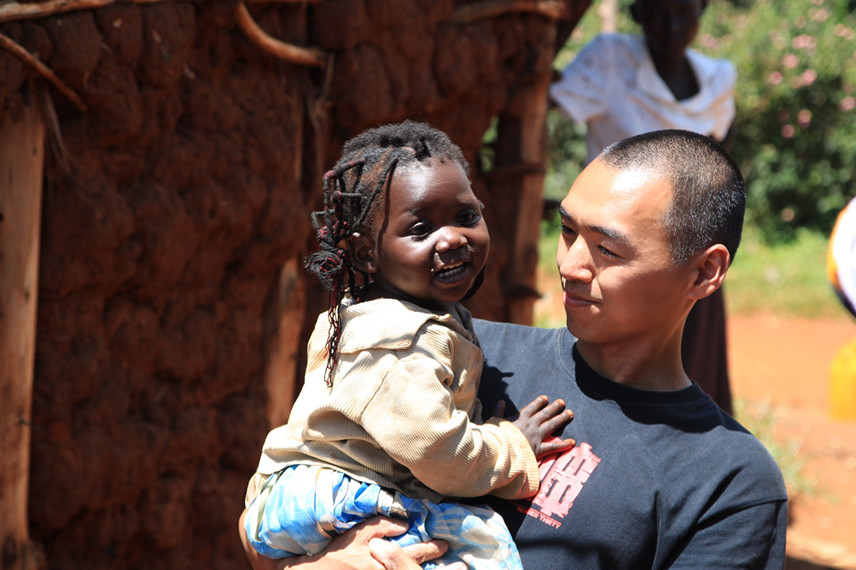 從到處躲警察的塗鴉客，變成送鞋到肯亞的英文老師——「舊鞋救命」楊右任